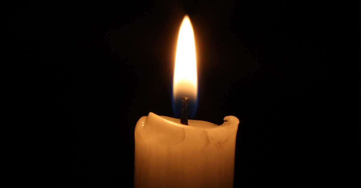 Запалена свещ в мрака